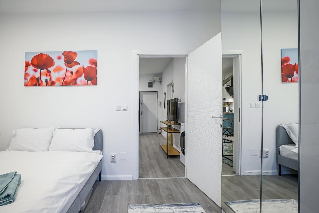 Bright Apartments Moments Away From Herastrau Park, Mall And Metro Bucarest Exterior foto